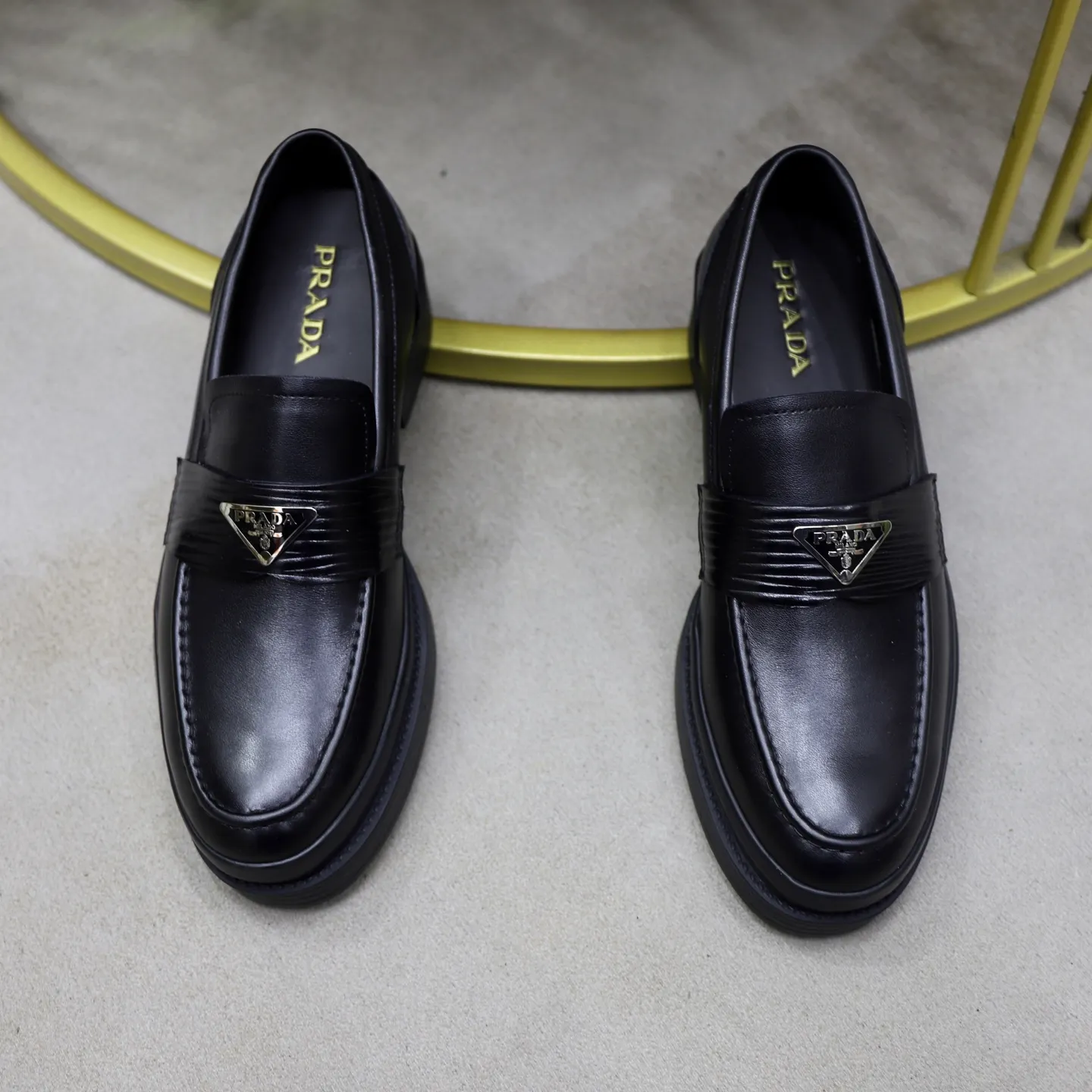 Men's shoes: 540💰🙅‍♂️🙅‍♂️🙅‍♂️ Brand: PRADA Standard code: Men's code 38-44 (45 can be customized) Grade: Same style as the official website Original order quality Material: Original cowhide surface Comfortable sheepskin lining Original outsole Style category: Men's fashionable casual leather shoes Distinguished big-name luxury elements Top luxury Color: actual picture color